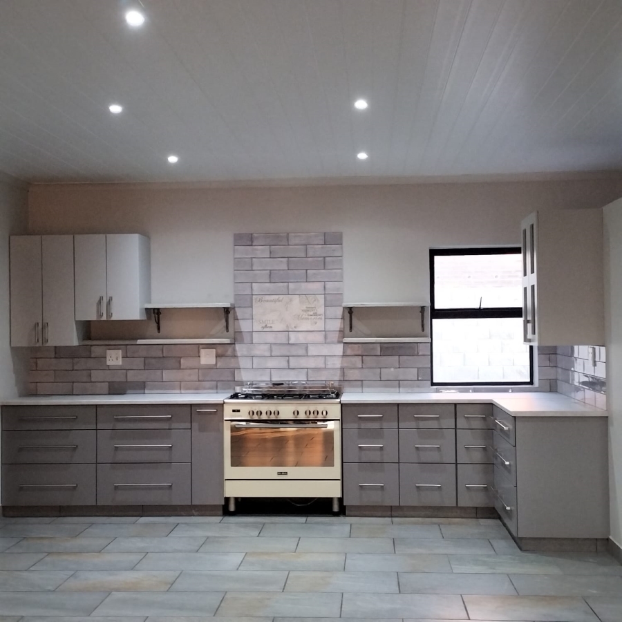 5 Bedroom Property for Sale in Reebok Western Cape